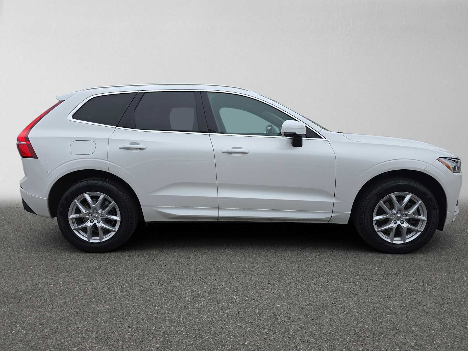 Used 2020 Volvo XC60 T5 Momentum w/ Protection Package AWD/4WD image 2