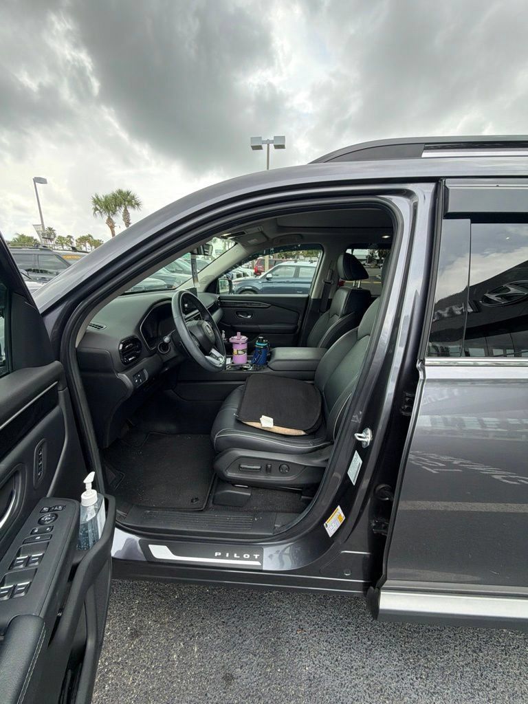 Used 2024 Honda Pilot Elite image 1