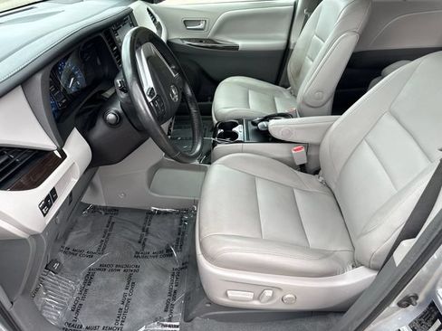 Used 2019 Toyota Sienna XLE w/ Entertainment Package FWD image 27