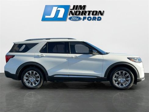 Used 2025 Ford Explorer Platinum image 2
