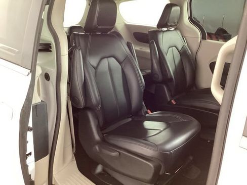 Used 2024 Chrysler Pacifica Limited FWD image 20