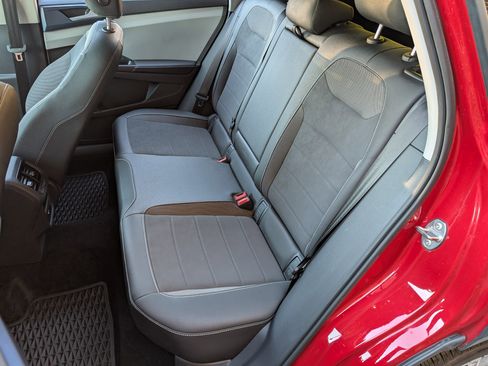 Used 2024 Volkswagen Taos SE w/ Panoramic Sunroof Package image 17