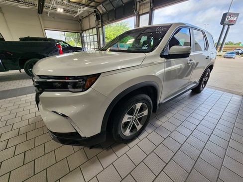 Used 2025 Honda Pilot EX-L image 2