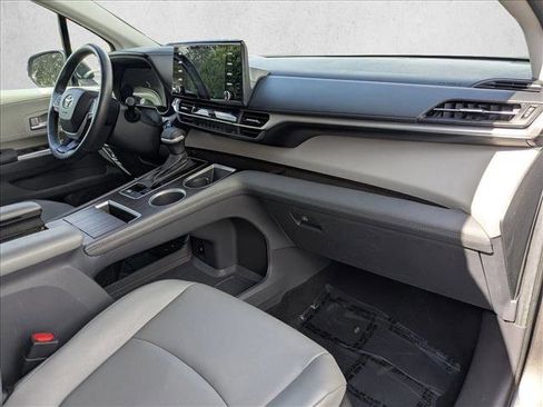 Used 2024 Toyota Sienna XLE image 19