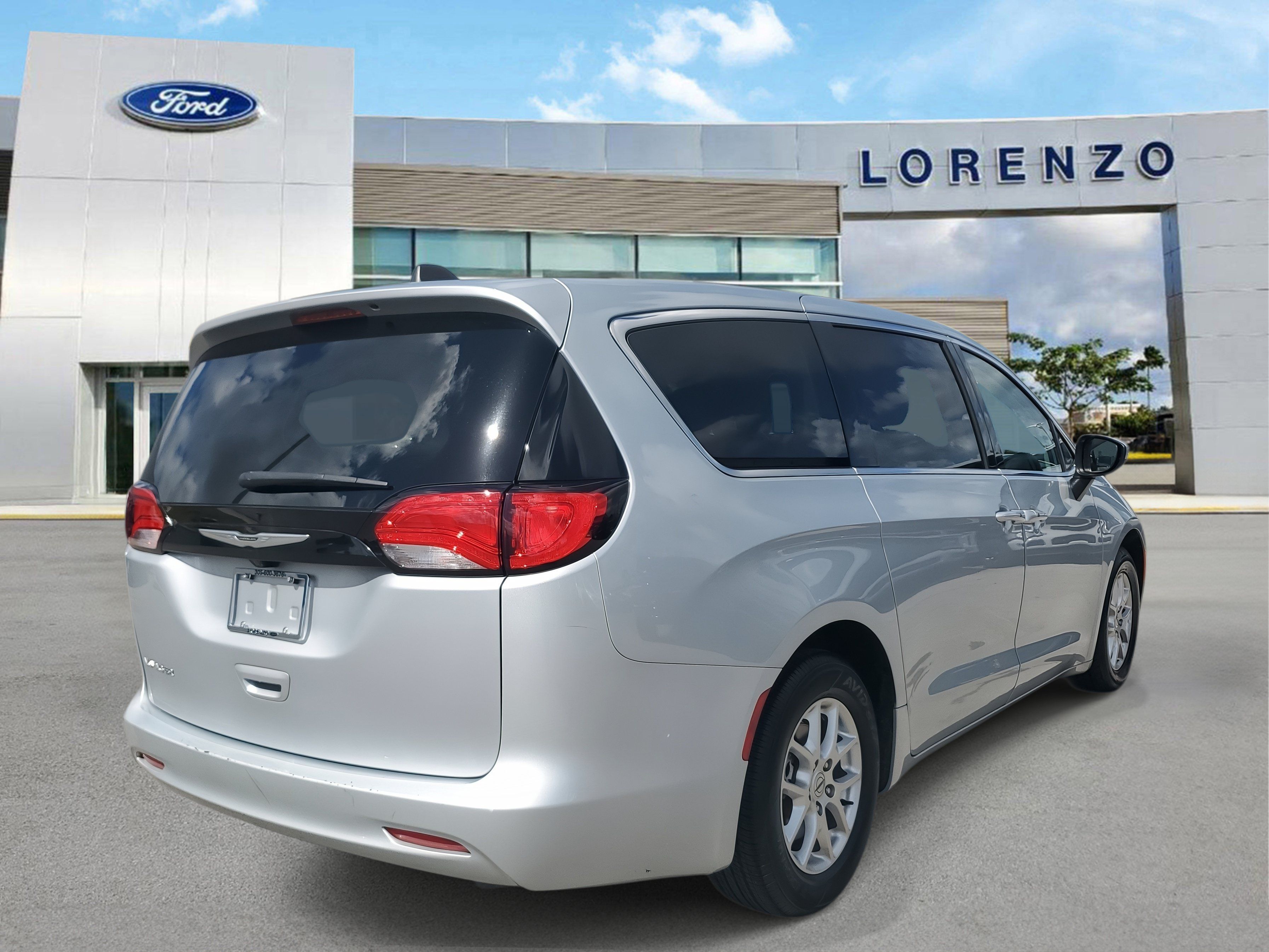 Used 2023 Chrysler Voyager LX FWD image 5