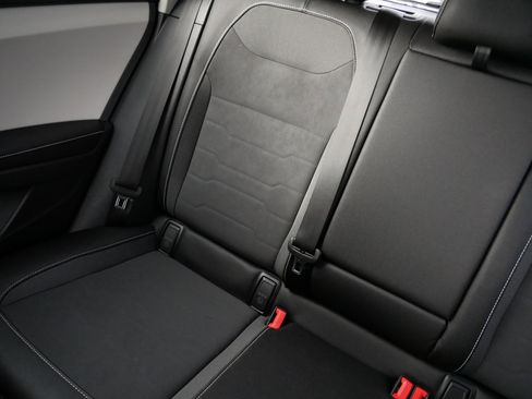 Certified 2025 Volkswagen Taos SE image 12