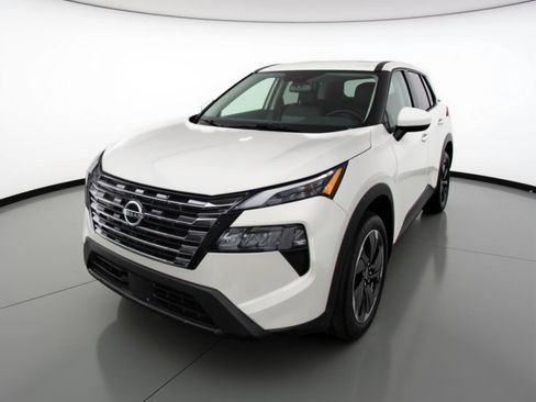 Used 2025 Nissan Rogue SV image 3