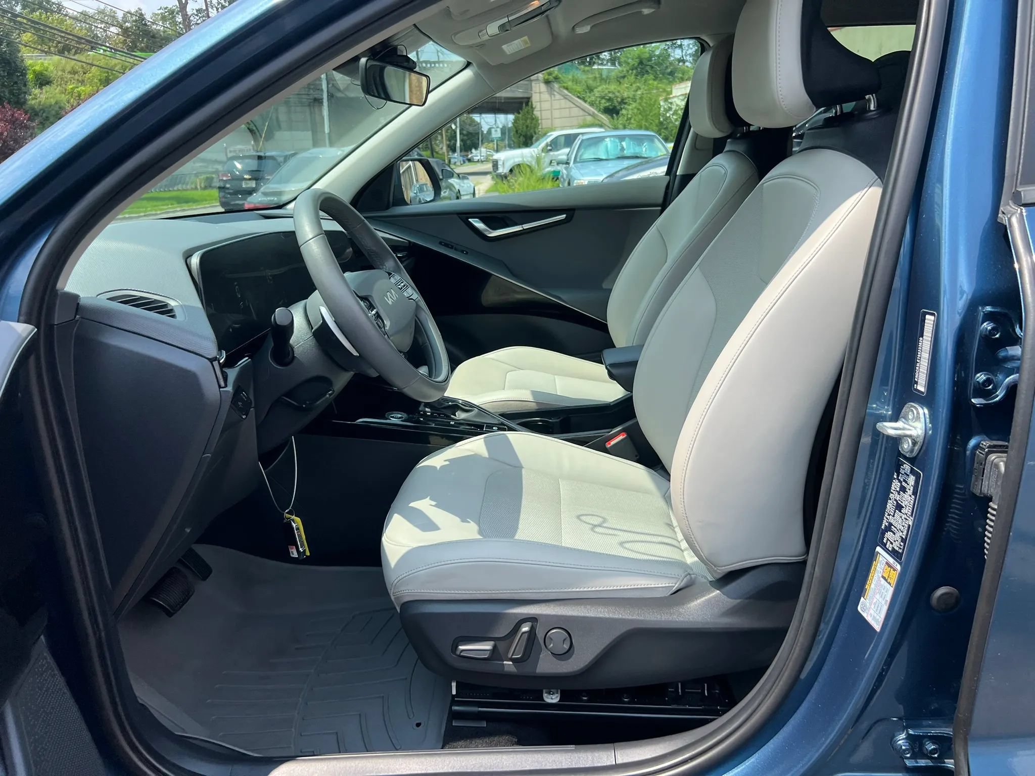 Used 2025 Kia Niro EX FWD image 26