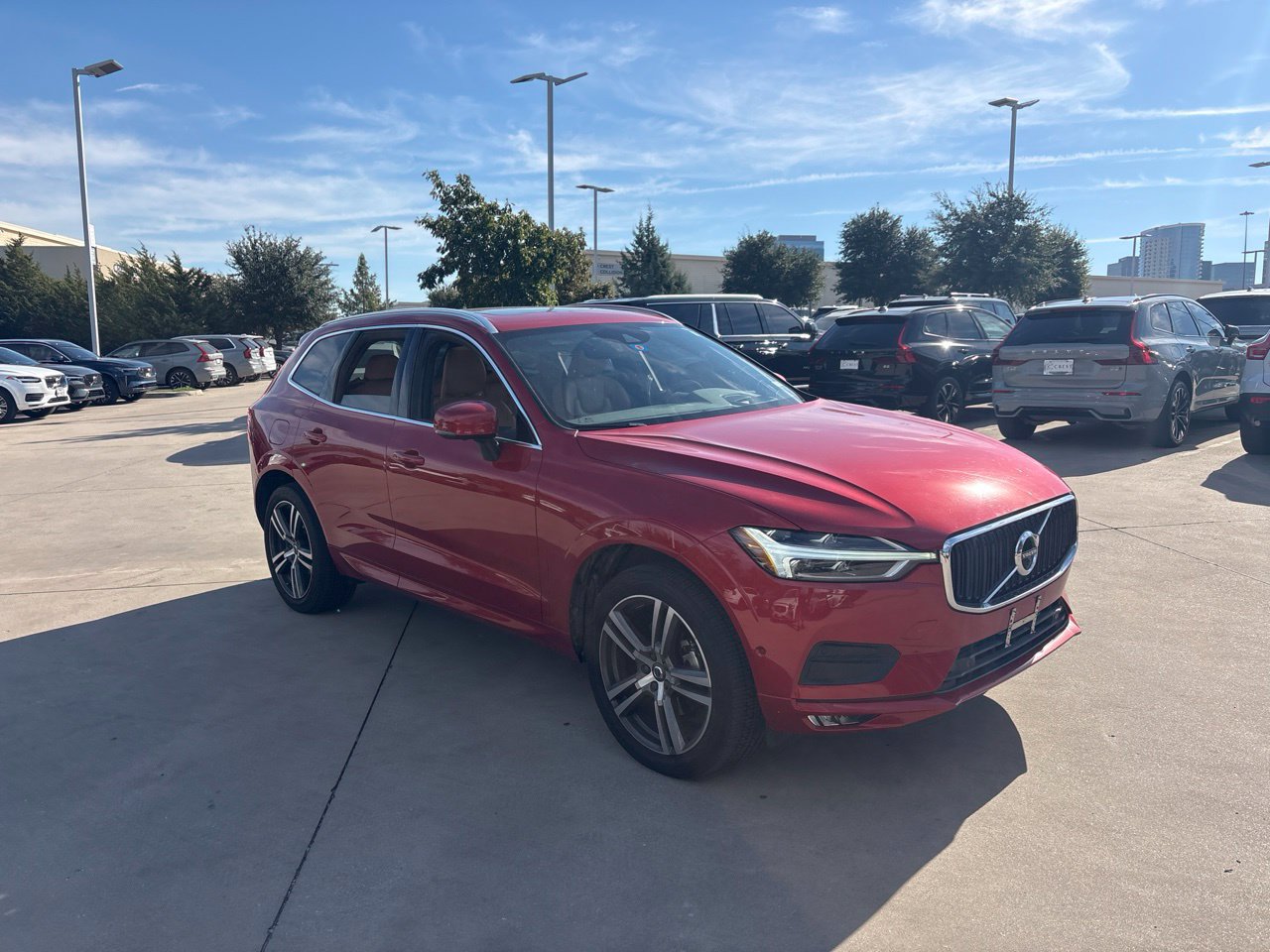Used 2019 Volvo XC60 T5 Momentum w/ Multimedia Package FWD image 3