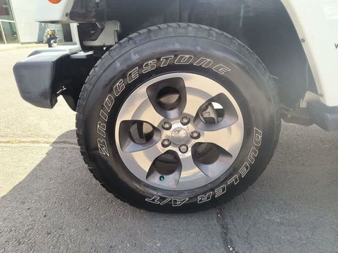 Used 2017 Jeep Wrangler Unlimited Sahara w/ Connectivity Group image 10