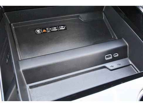 Used 2025 Chevrolet Suburban Z71 image 23