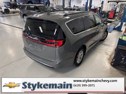 Used 2022 Chrysler Pacifica Touring-L image 16