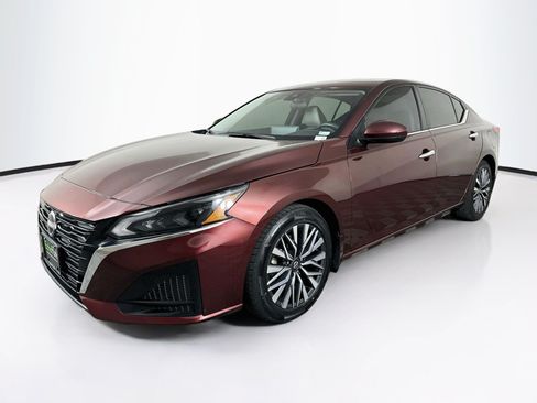 Used 2023 Nissan Altima 2.5 SV w/ SV Premium Package FWD image 3