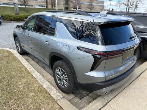 Used 2025 Chevrolet Traverse LT image 4