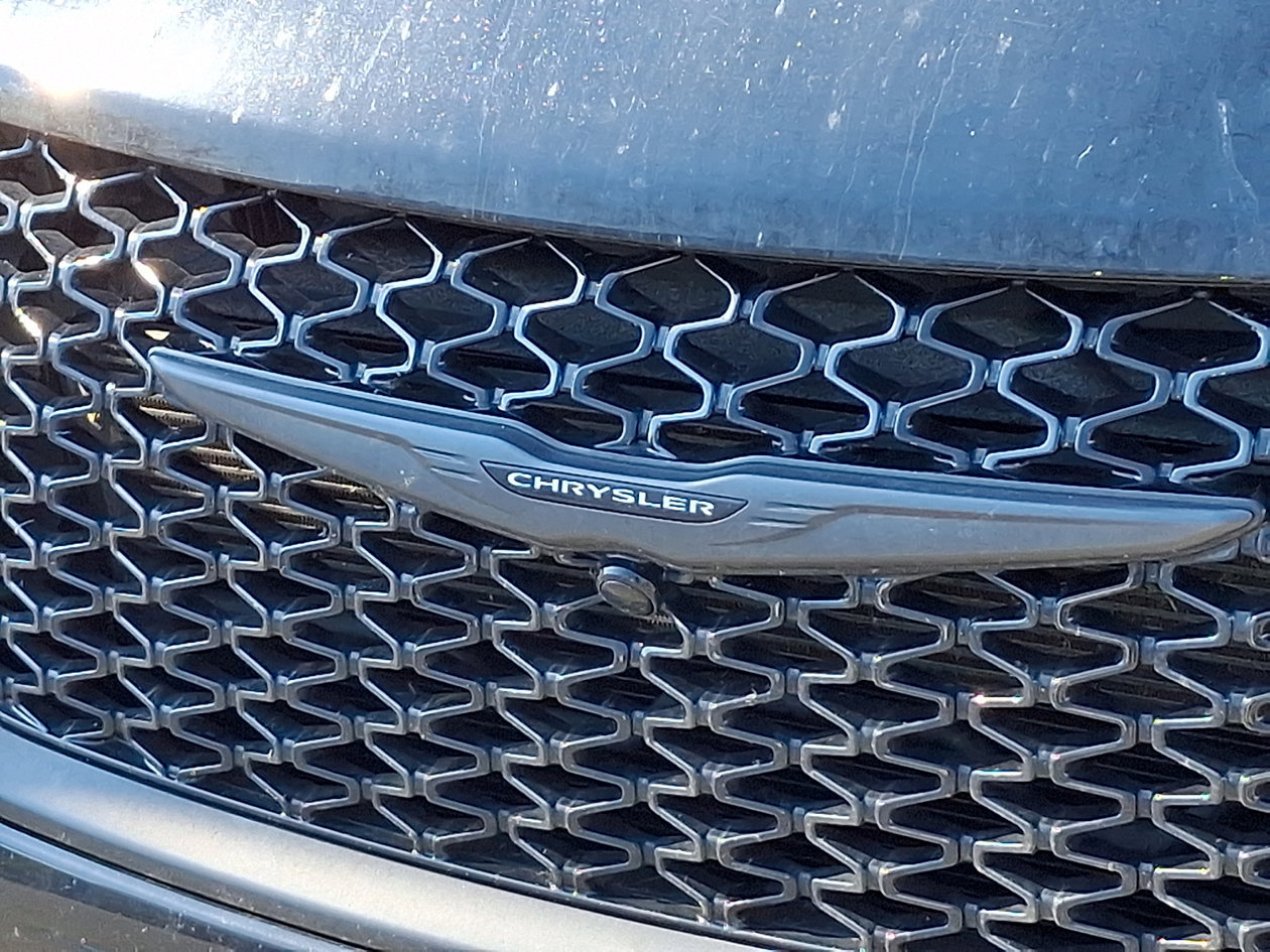 Used 2025 Chrysler Pacifica Limited FWD image 3