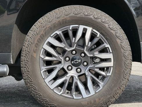 Used 2025 Chevrolet Suburban Z71 AWD/4WD image 3