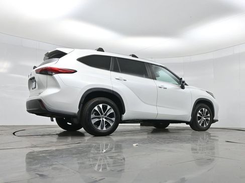 Used 2023 Toyota Highlander XLE AWD/4WD image 43