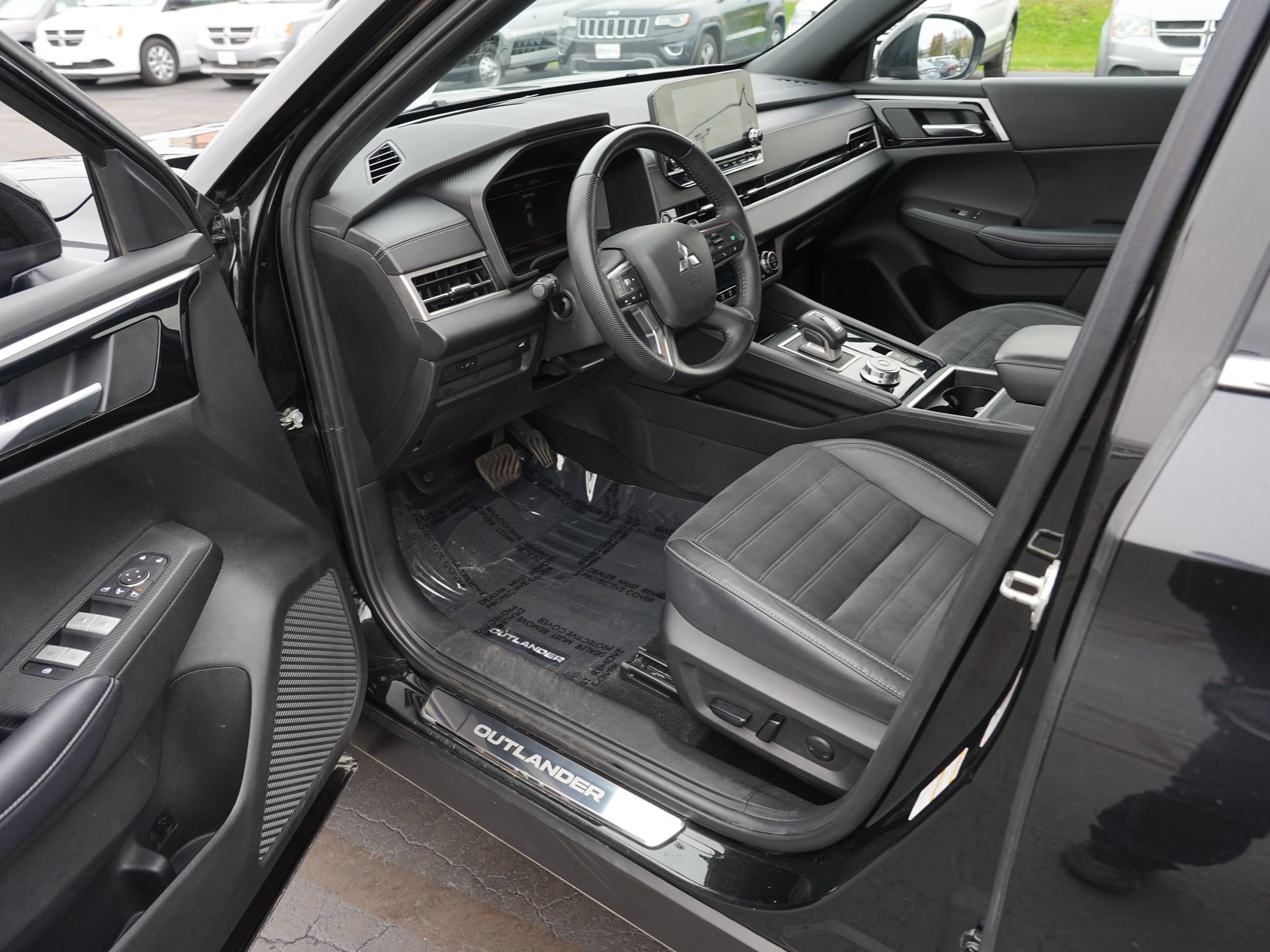 Used 2023 Mitsubishi Outlander SE Black Edition AWD/4WD image 14