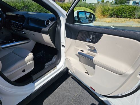 Used 2025 Mercedes-Benz GLA 250 4MATIC image 35