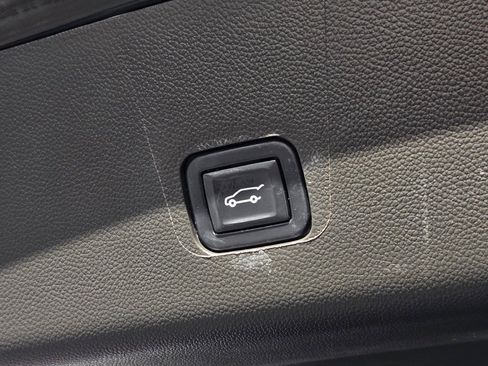 Used 2023 Chevrolet Traverse LT image 15