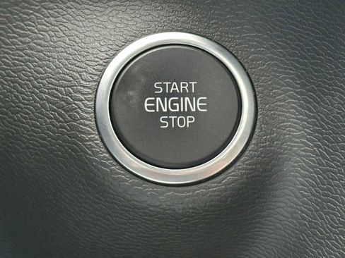 Certified 2025 Volvo XC40 B5 Plus AWD/4WD image 33