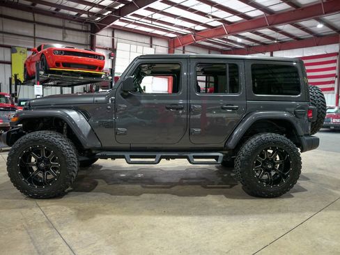 Used 2019 Jeep Wrangler Unlimited Sahara w/ Uconnect 4C Nav & Sound Group AWD/4WD image 25