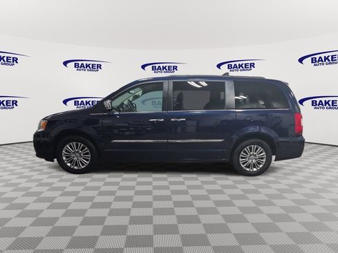 Used 2015 Chrysler Town & Country Touring-L w/ Driver Convenience Group image 8