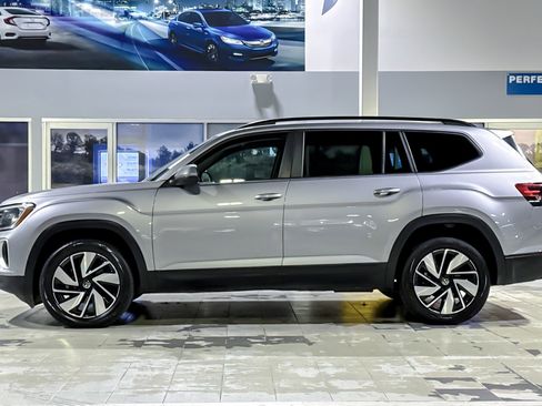 Used 2024 Volkswagen Atlas SE image 2