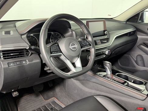 Used 2025 Nissan Altima 2.5 SR FWD image 3