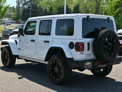 Used 2025 Jeep Wrangler Sahara w/ Safety Group image 11