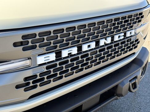 New 2025 Ford Bronco Badlands image 9