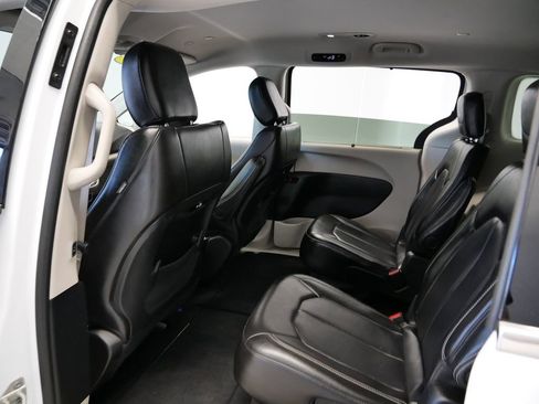 Used 2024 Chrysler Pacifica Touring-L image 9