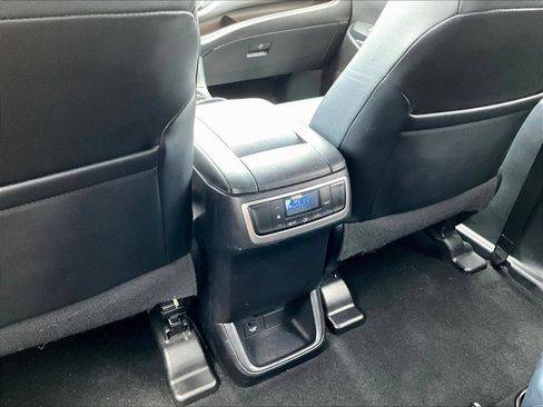 Used 2018 Toyota Highlander XLE AWD/4WD image 13