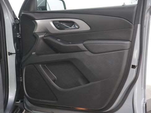 Used 2023 Chevrolet Traverse LT image 9