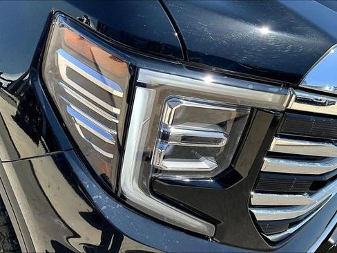 Used 2025 GMC Sierra 1500 SLT AWD/4WD image 32