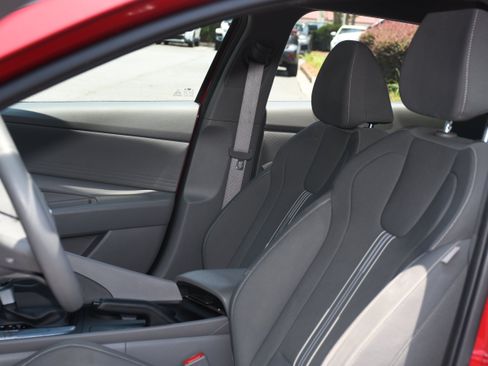 Used 2022 Hyundai Elantra SEL FWD image 11