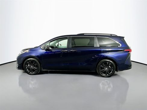 Used 2022 Toyota Sienna XSE image 4