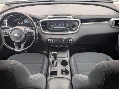 Used 2016 Kia Sorento LX w/ LX Convenience Package image 16