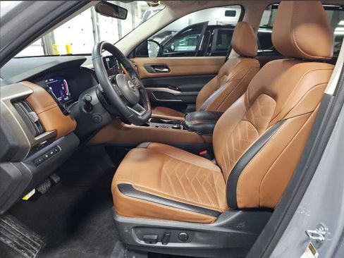 Used 2023 Nissan Pathfinder Platinum image 5