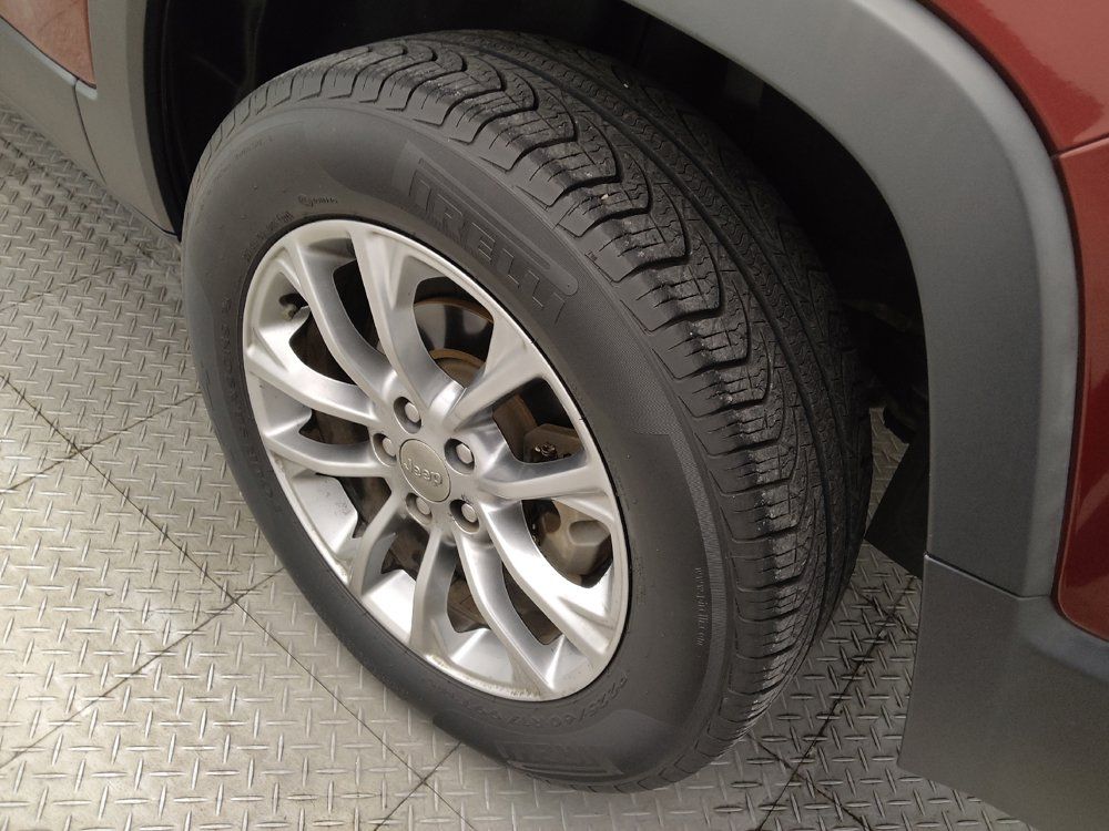 Used 2019 Jeep Cherokee Latitude Plus FWD image 31