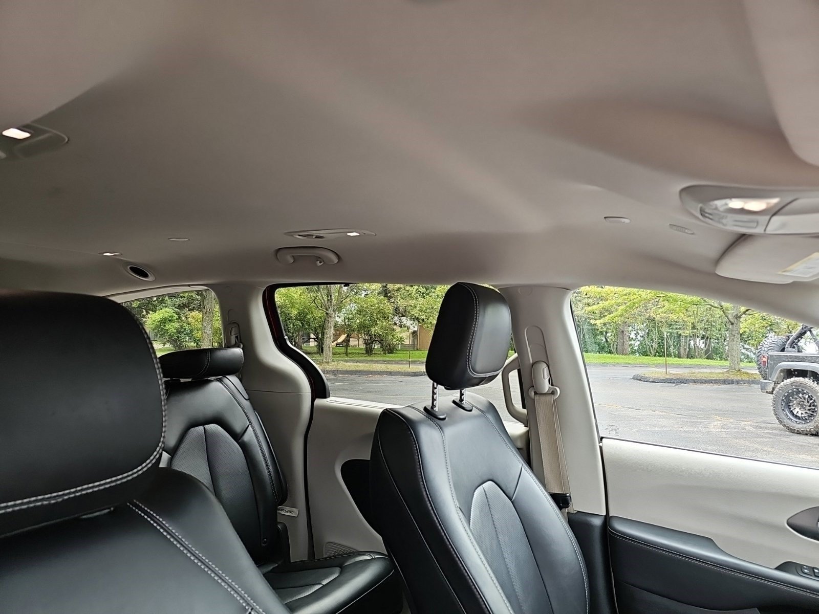 Used 2024 Chrysler Pacifica Touring-L FWD image 12