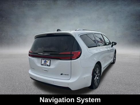 Used 2023 Chrysler Pacifica Pinnacle image 6