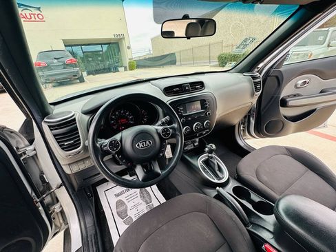 Used 2015 Kia Soul FWD image 16