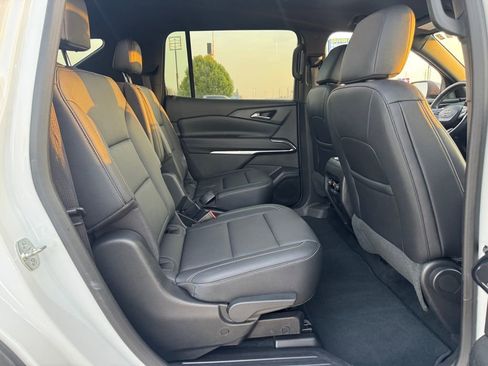 Used 2025 Chevrolet Traverse LT image 12
