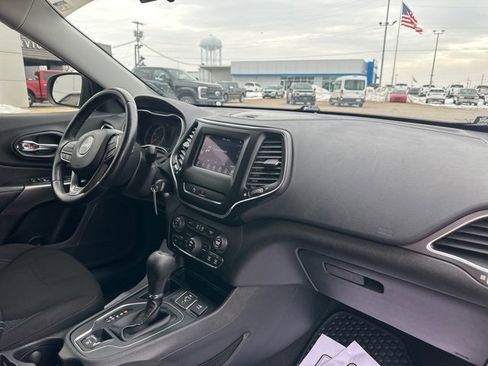 Used 2020 Jeep Cherokee Latitude w/ Cold Weather Group image 10