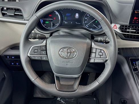 Used 2024 Toyota Sienna Limited image 26