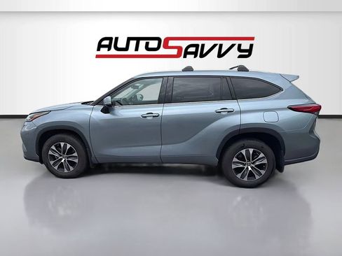 Used 2022 Toyota Highlander XLE AWD/4WD image 4