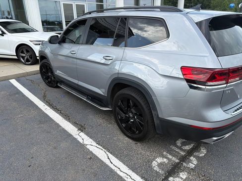 Used 2024 Volkswagen Atlas SE FWD image 3