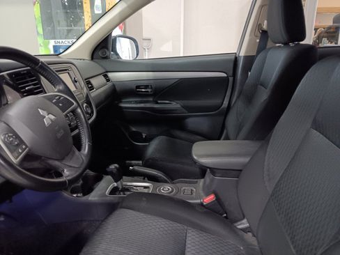 Used 2014 Mitsubishi Outlander SE image 9