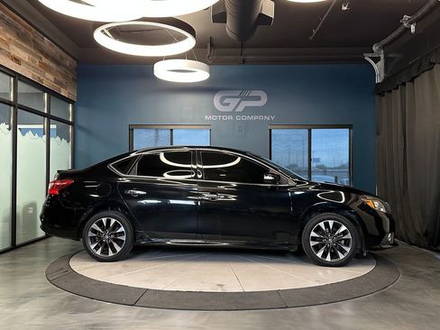 Used 2019 Nissan Sentra SR image 2